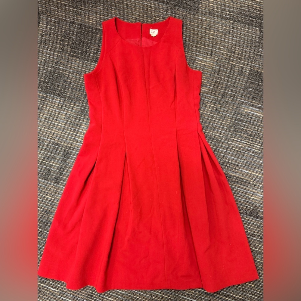 The LOFT by Ann Taylor red pleated dress with back peep hole zipper/button